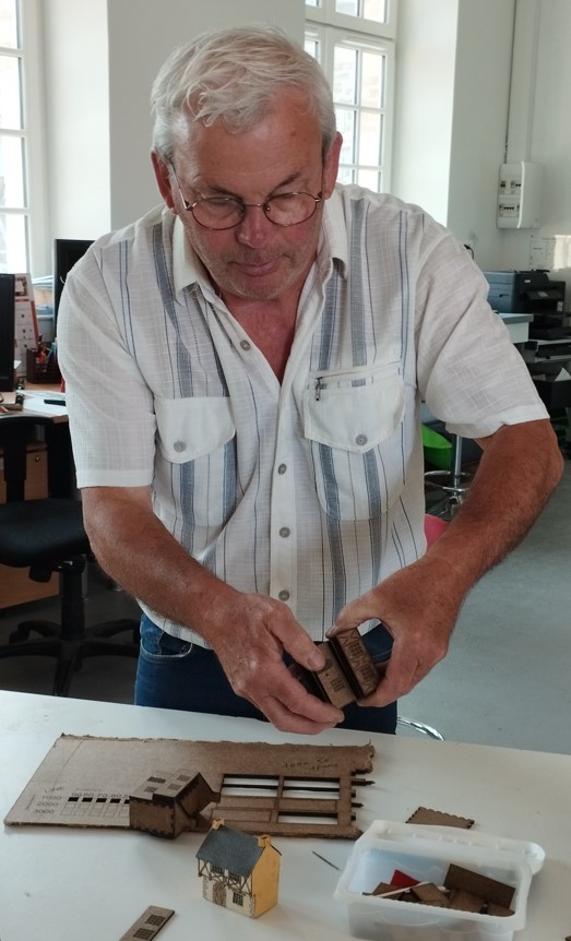 Montage de maisons pour la maquette de De Dol. Par découpe laser